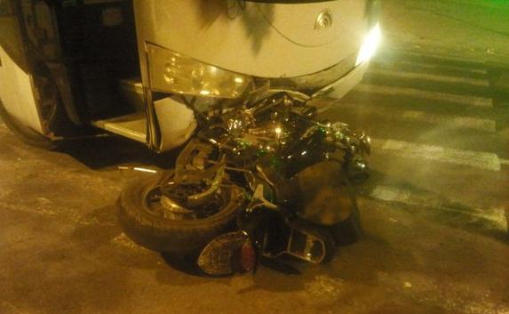 В Симферополе на перекрёстке автобус сбил мотоциклиста
